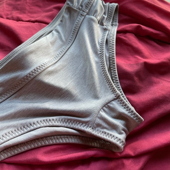 Athleta hipster bikini swim bittom size XS. SCRUNCHY back design and side fish. - Picture 7 of 7